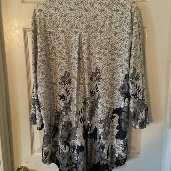 Floral Print V-Neck Tunic Top in White and Black - Picture 2 of 4